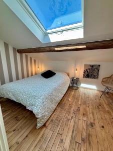 a bedroom with a bed and a skylight at Appartement 2 personnes - Centre ville in Saint-Dizier