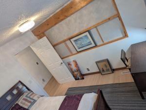 Postel nebo postele na pokoji v ubytování Calgary Star Cozy Home
