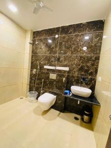 un baño con inodoro y lavabo en Tokio Junglee Backpackers, en Sawāi Mādhopur