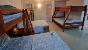 una habitación con dos literas y una mesa en Sea Breeze Beach Resort, en Mabubua