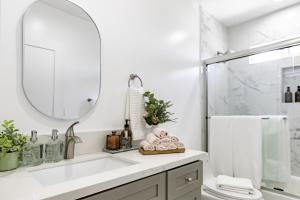 ロサンゼルスにあるGorgeous Apartment 2-bedroom 2-bathroomの洗面台と鏡のあるバスルーム