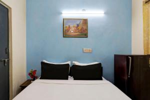 Postel nebo postele na pokoji v ubytování Super Hotel O Malviya Nagar Inn