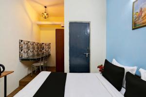 Postel nebo postele na pokoji v ubytování Super Hotel O Malviya Nagar Inn