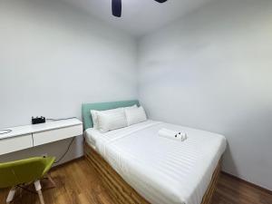 a small bedroom with a bed and a desk at Admiral Residence Near Jonker By I Housing in Melaka
