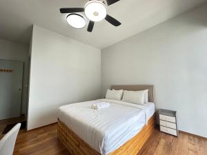 a bedroom with a bed with a ceiling fan at Admiral Residence Near Jonker By I Housing in Melaka