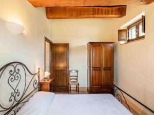 A bed or beds in a room at Gorgeous Apartment with Pool near Sibillini Mountains