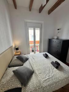 En eller flere senge i et værelse på Port Serrallo Apartament