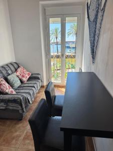 Et opholdsområde på Port Serrallo Apartament