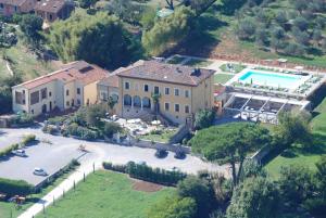 an aerial view of a large house with a pool at Hotel Villa Cheli in Lucca