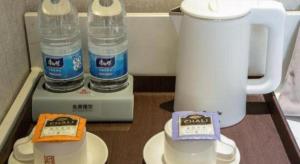 Příslušenství pro přípravu čaje a kávy v ubytování Borrman Hotel Yuxi Yuxing Road