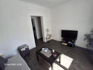 TV a/nebo společenská místnost v ubytování Appartement "les tournesols" 1er étage 2ch avec parking à Lurs