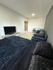 een slaapkamer met twee bedden en een flatscreen-tv bij MOVISTAR ARENA PREMIUM Thames 56 4 piso 406 Cochera y Seguridad in Buenos Aires