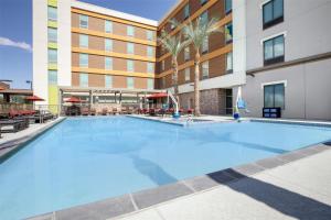 Home2 Suites By Hilton Phoenix-Tempe University Research Park内部或周边的泳池