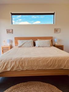 Ένα ή περισσότερα κρεβάτια σε δωμάτιο στο Cozy Coastal Living