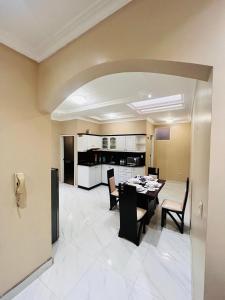 Η κουζίνα ή μικρή κουζίνα στο Departamento céntrico en Loja