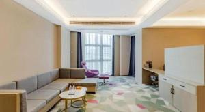 - un salon avec un canapé et une planche blanche dans l'établissement Lavande Hotel Bengbu Wanda Nanxiang Plaza, à Bengbu
