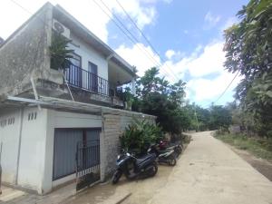 a group of motorcycles parked next to a building at Ilham Homestay in Kuta Lombok +9 photos
