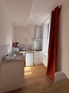 Kuchyň nebo kuchyňský kout v ubytování Studio lumineux à Portel des corbières