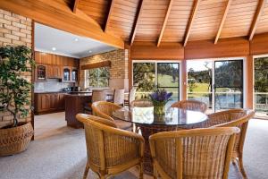 Dapur atau dapur kecil di Lakeside Retreat