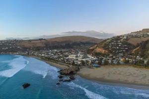 une vue aérienne d'une plage et de l'océan dans l'établissement Mid-Century by the Beach, à Christchurch