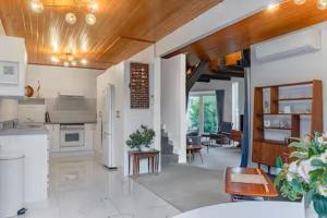 un salon avec une cuisine et une salle à manger dans l'établissement Mid-Century by the Beach, à Christchurch