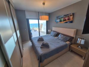 une chambre avec un lit avec des serviettes dessus dans l'établissement Luxurious apartment next to the sea, à Arenales del Sol 19 autres photos