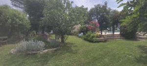 Κήπος έξω από το Les chênes du lac