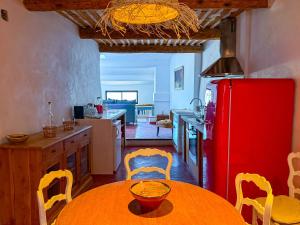 Kuchyň nebo kuchyňský kout v ubytování Maison de village avec vue panoramique proche Gordes