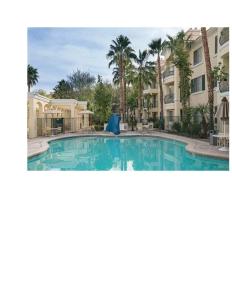 una gran piscina frente a un edificio en Club de Soleil, en Las Vegas