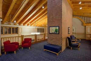 Khu vực ghế ngồi tại Holiday Inn Express Toronto East - Scarborough By IHG