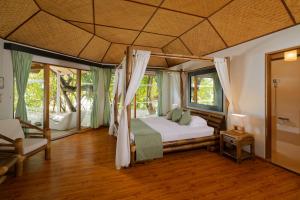 um quarto com uma cama em um quarto em Safari Island em Mushimasgali