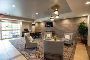 eine Lobby mit Stühlen und ein Wohnzimmer in der Unterkunft Candlewood Suites Saint Joseph By IHG in Saint Joseph