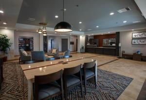 eine Lobby mit einer Bar in der Mitte eines Zimmers in der Unterkunft Candlewood Suites Saint Joseph By IHG in Saint Joseph