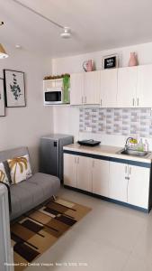 a living room with a couch and a kitchen at Mactan cozy nest 1619 in Lo-oc