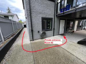 Un edificio con una manguera roja al costado. en Newton Suite, en Surrey