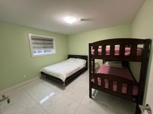 Un dormitorio con dos literas y una ventana. en Newton Suite, en Surrey