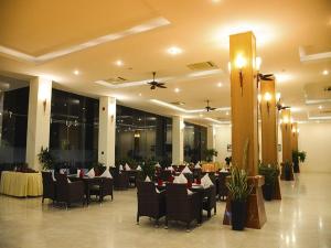 En restaurant eller et andet spisested på Diamond Bay Golf and Villas