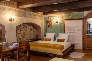 Postel nebo postele na pokoji v ubytování 500 Year House - Kraków Old Town - Historic Apartments by Staymoovers