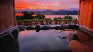 盛冈別荘佳景酒店的沉浸在水中