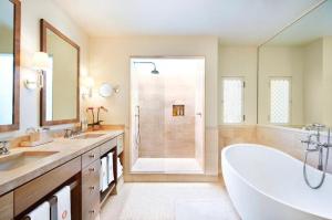 un ampio bagno con vasca e doccia di Auberge du Soleil, An Auberge Resort a Zinfandel