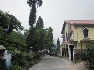 een lege straat in een klein stadje met een huis bij Merry Villas in Kurseong