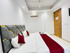 Postel nebo postele na pokoji v ubytování Hotel Seven Near DLF Avenue