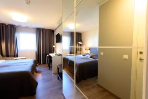 Postel nebo postele na pokoji v ubytování Hornavan Hotell