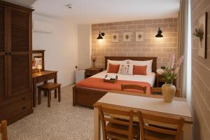 a hotel room with a bed and a table and chairs at Q-Zen House Cunda in Cunda