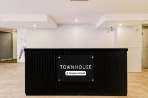 una vista di una stanza con un tavolo bianco e nero di Super Townhouse Lakdikapul a Hyderabad