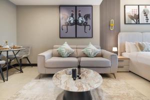 Seating area sa Urban Studio Apartment In Goldcrest Views Jlt