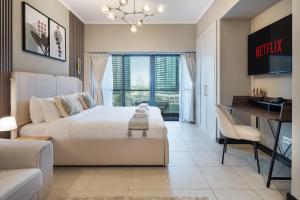TV at/o entertainment center sa Urban Studio Apartment In Goldcrest Views Jlt