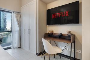 TV at/o entertainment center sa Urban Studio Apartment In Goldcrest Views Jlt +37 photo
