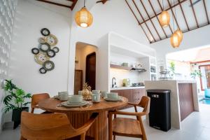 Η κουζίνα ή μικρή κουζίνα στο Casa Lova Villa By Bali Lyfe Venture