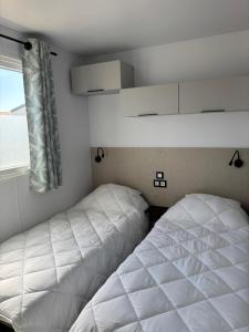 Postel nebo postele na pokoji v ubytování Caravane 6 personnes à Bredene Plage